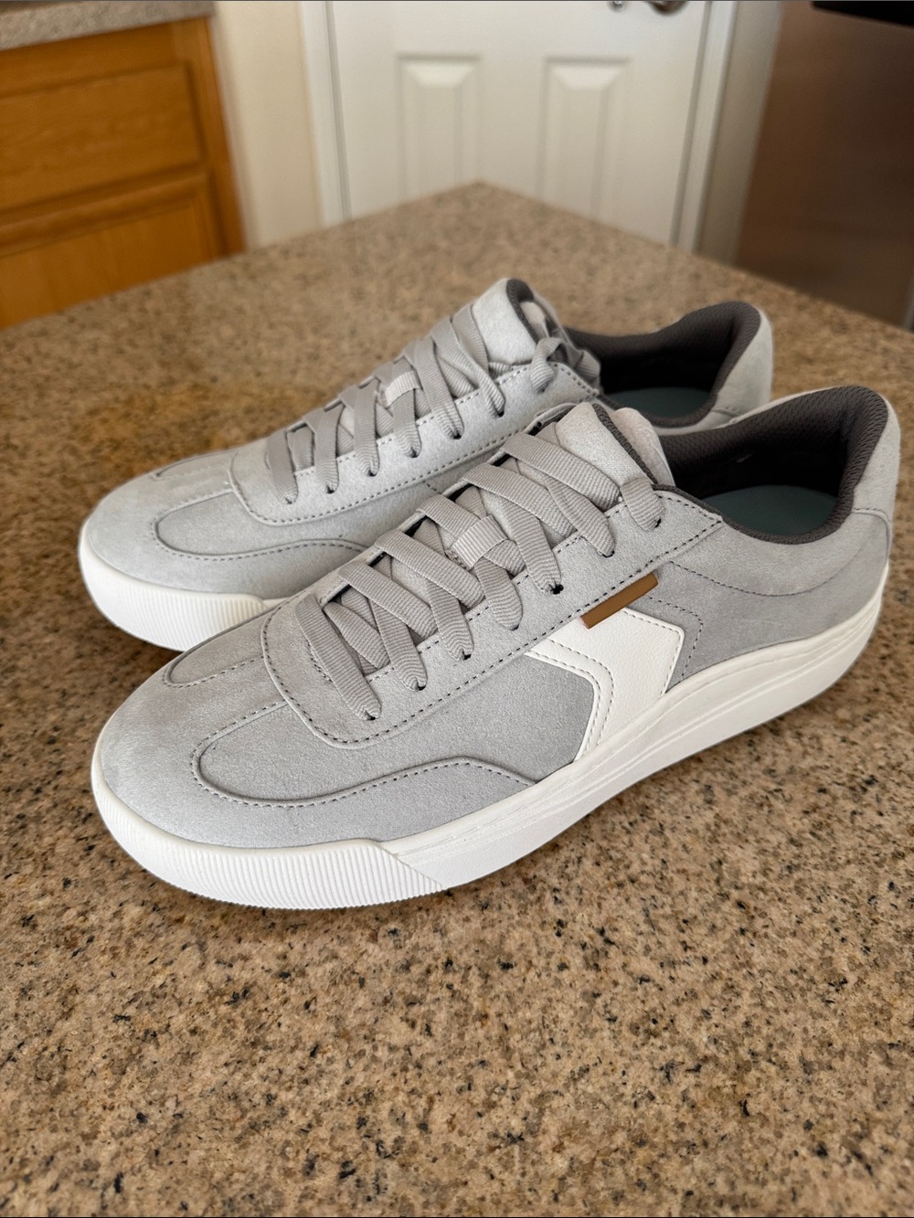 Dr. Scholl's Time-off Win Women's Gray and White Suede Sneakers NWOT - Picture 4 of 8